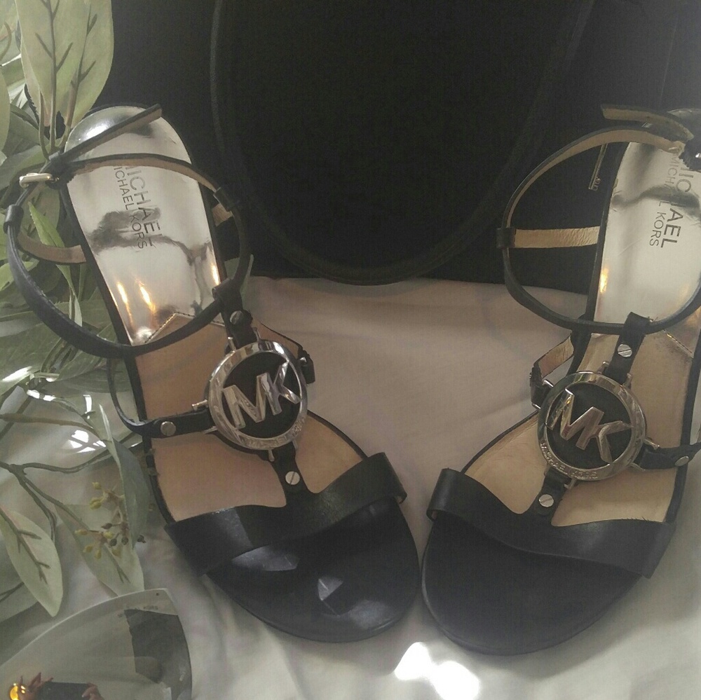 MK BLACK LEATHER HEELS WITH SILVER LOGO DETAIL